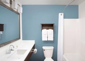 WoodSpring Suites Cleveland North 4