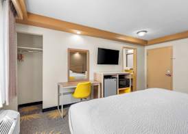Econo Lodge Woodbridge 5