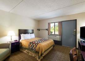 Super 8 by Wyndham White River Junction 3