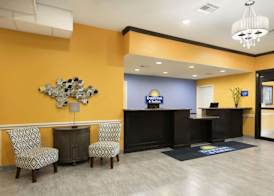 Days Inn & Suites by Wyndham Galveston West/Seawall 2
