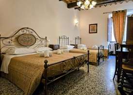 Stay in the heart of Pisa at Dietro al Corso 4
