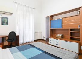 GuestHost - Vittorio Emanuele & Via Roma Colorful Apartment 4