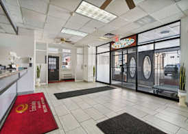 Econo Lodge Inn & Suites Waterloo Downtown 3