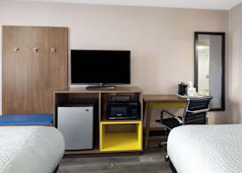 Days Inn & Suites by Wyndham Kokomo 5