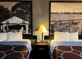 Super 8 by Wyndham Center 4