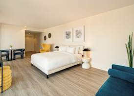 Kenmore Village Hotel, South Beach 5