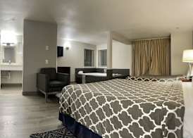 Americas Inn and Suite 4
