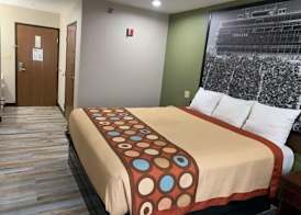 Super 8 by Wyndham Frankfort IN 5