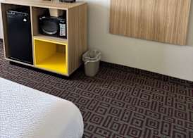 Days Inn by Wyndham West Branch Iowa City Area 4