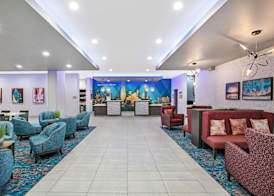 La Quinta Inn & Suites by Wyndham DFW Airport West-Glade 2