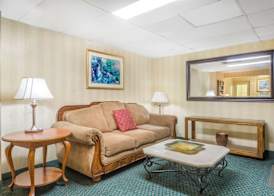 Super 8 by Wyndham Bentonville 3