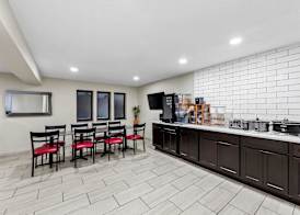 Super 8 by Wyndham Marston 2
