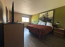 Super 8 by Wyndham Topeka/Wanamaker RD/I-70 4