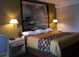 Super 8 by Wyndham Niagara Falls North 5