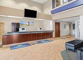 Days Inn & Suites by Wyndham Winkler 2