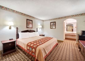 Super 8 by Wyndham Dallas South 5