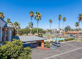 Super 8 by Wyndham Bakersfield/Central 3