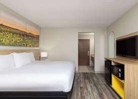Days Inn & Suites by Wyndham Kansas City South 5