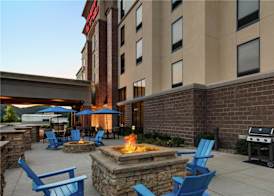 Hampton Inn & Suites Pittsburgh/Harmarville 2