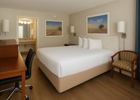 Days Inn by Wyndham Bradenton I-75 4