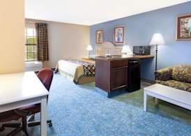 Super 8 by Wyndham Freeport 3