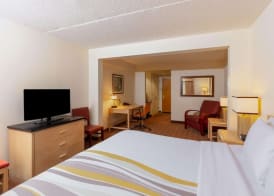 La Quinta by Wyndham Garden City 4