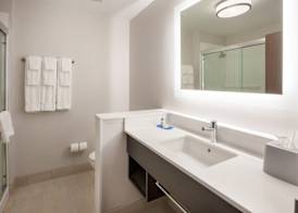 Holiday Inn Express & Suites FRESNO (RIVER PARK) HWY 41 by IHG 3