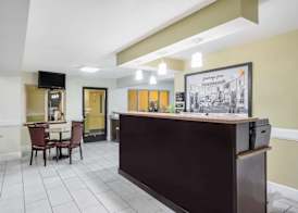 Super 8 by Wyndham Dandridge 2