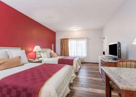 Ramada by Wyndham near SeaWorld / Mission Beach 3