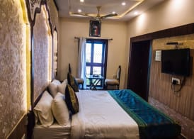 Dwivedi Hotels Sri Omkar Palace 5