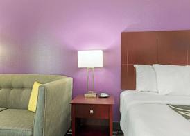 La Quinta Inn & Suites by Wyndham Bridge City 5