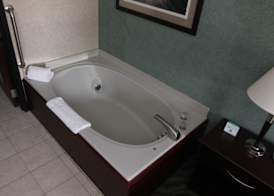 Days Inn & Suites by Wyndham Rochester Hills MI 4