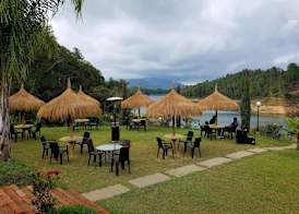Hotel Pietrasanta Cabañas frente a la Represa Peñol Guatape 2