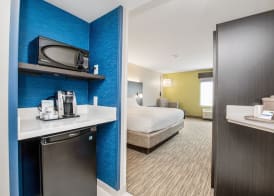 Holiday Inn Express & Suites DELAFIELD by IHG 3