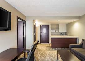 Quality Suites Milwaukee Airport 5