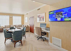 Best Western PLUS Hannaford Inn & Suites 2