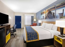 Days Inn & Suites by Wyndham Savannah Midtown 5