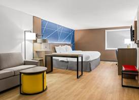 Comfort Inn & Suites 4