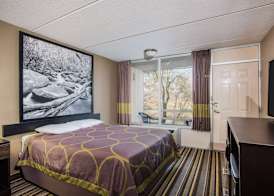 Super 8 by Wyndham Sevierville Riverside 4