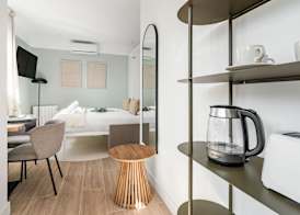 Arturo Soria Stays by Charming 4