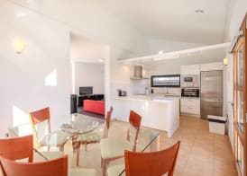 Camelot Holiday Homes by LIVVO 5