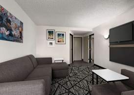 La Quinta Inn & Suites by Wyndham Cleveland Airport West 5