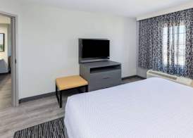 La Quinta Inn & Suites by Wyndham Ardmore 5