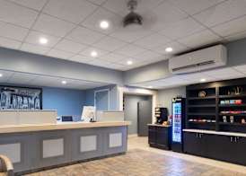 Super 8 by Wyndham Riverside AL 3