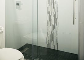 BLVD HOTEL & SUITES 3
