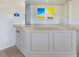Days Inn & Suites by Wyndham Huntsville 2
