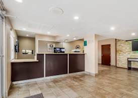Quality Inn & Suites Near Six Flags and Medical Center 2