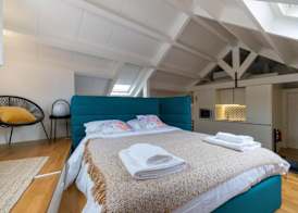 Mercadores Apartment by Amber Star Rent 5
