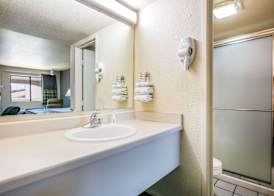 Super 8 by Wyndham Oklahoma Arpt Fairgrounds West 3