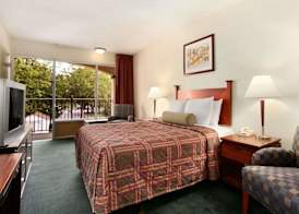 Travelodge by Wyndham Waukegan Gurnee 2